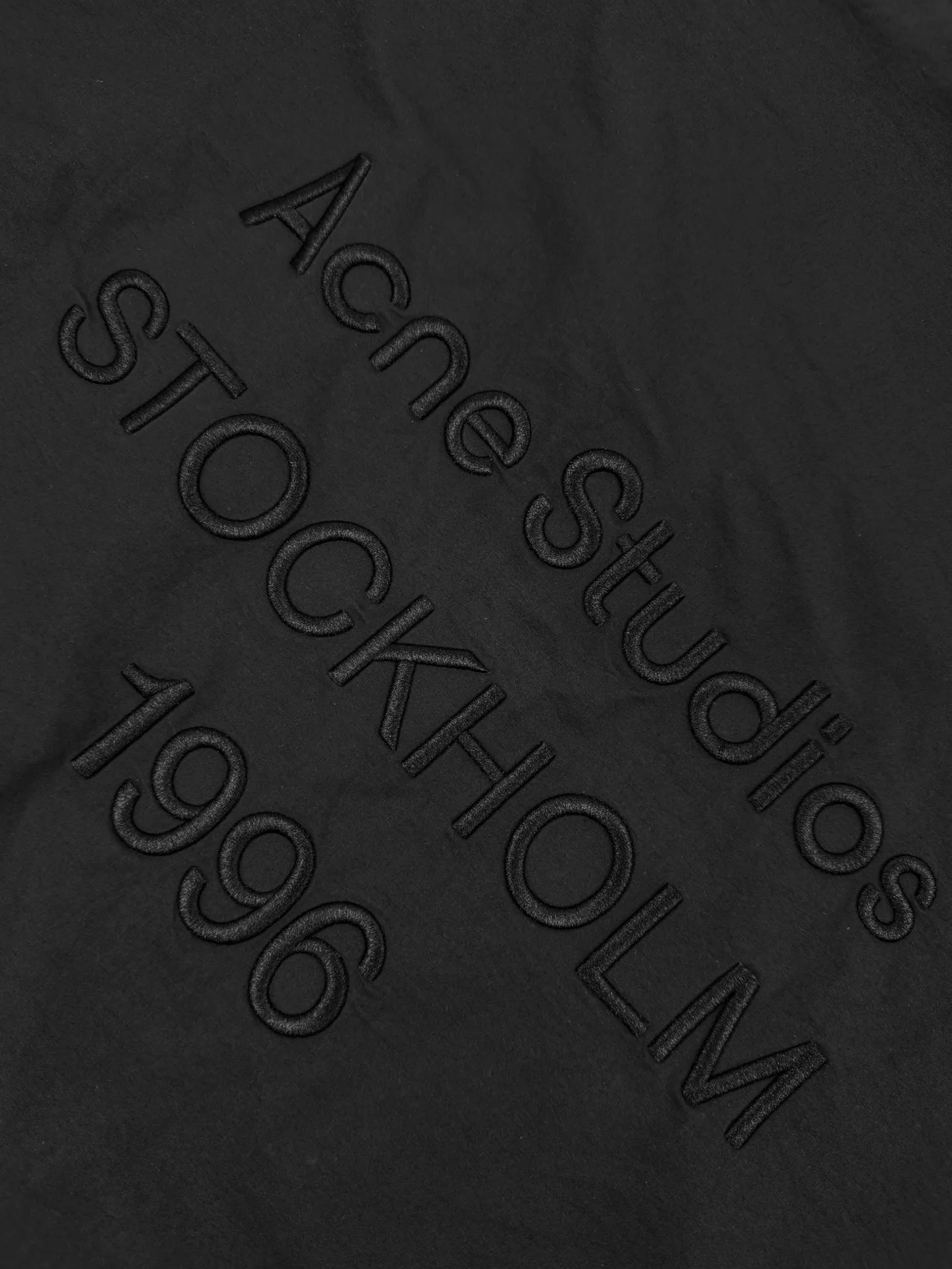 Acn Studios embroidered logo jacket, custom-made Ninglan light woven machine blend, lightweight and windproof, stiff and tough, dark night and calm, embodying Scandinavian cool minimalist aesthetics, stand-up collar with full zipper for neat opening and closing, full lining on the inside to improve the smoothness of putting on and taking off, elasticated and precise cuffs at the hem, creating a relaxed and loose cropped silhouette, three-dimensional logo embroidery in the same color on the back, engraved with STOCKHOLM Chronicle The embroidery is integrated with the body of the garment, hiding the brand's traceability context. The minimalist shape integrates the functional core to interpret the relaxed and relaxed style of high-end ready-to-wear. Process 1: Using imported machine embroidery technology. Using advanced computer control systems and precision mechanical components to realize the Acne Studios logo embroidery operation. High precision. The lines are smooth and delicate. Process 2: The fabrics have been fermented and washed. They have a better hand feel and texture. They are not easy to deform, shrink or fade. Maintain long-term beauty Accessories: Customized 1:1 Acne webbing Customized 1:1 Acne zipper Customized 1:1 Acne trademark Version: Loose version Size: 44 46 48 50 Style number: CC 7004